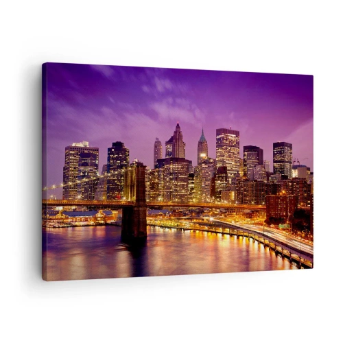 Tablou pe pânză Canvas - Panoramă a orașului cu podul în lumina serii pe fundalul cerului violet - 70x50cm - Manhathannul mov-auriu - Decorațiune modernă pentru perete pentru living și dormitor ARTTOR