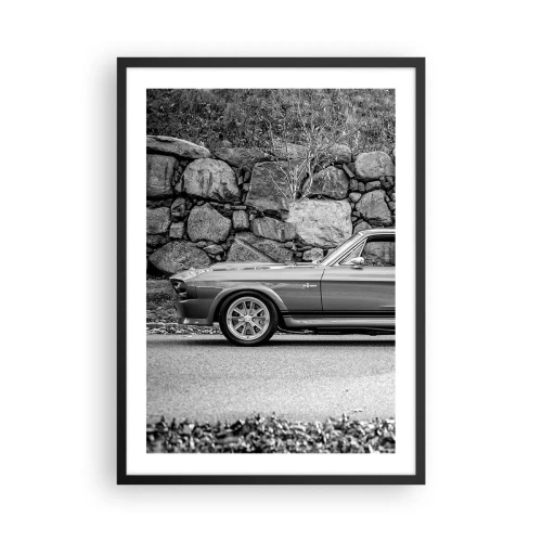 Poster în ramă neagră - Mașină clasică alb-negru pe un zid de piatră - 50x70cm - Legenda anilor '60. - Decorațiune modernă pentru perete pentru living și dormitor ARTTOR