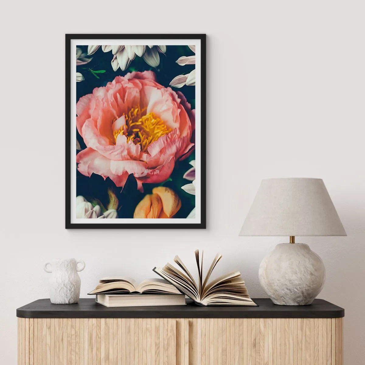 Poster în ramă neagră - O floare roz cu centrul galben înconjurată de alte flori - 50x70cm - Cu splendoare barocă - Decorațiune modernă pentru perete pentru living și dormitor ARTTOR