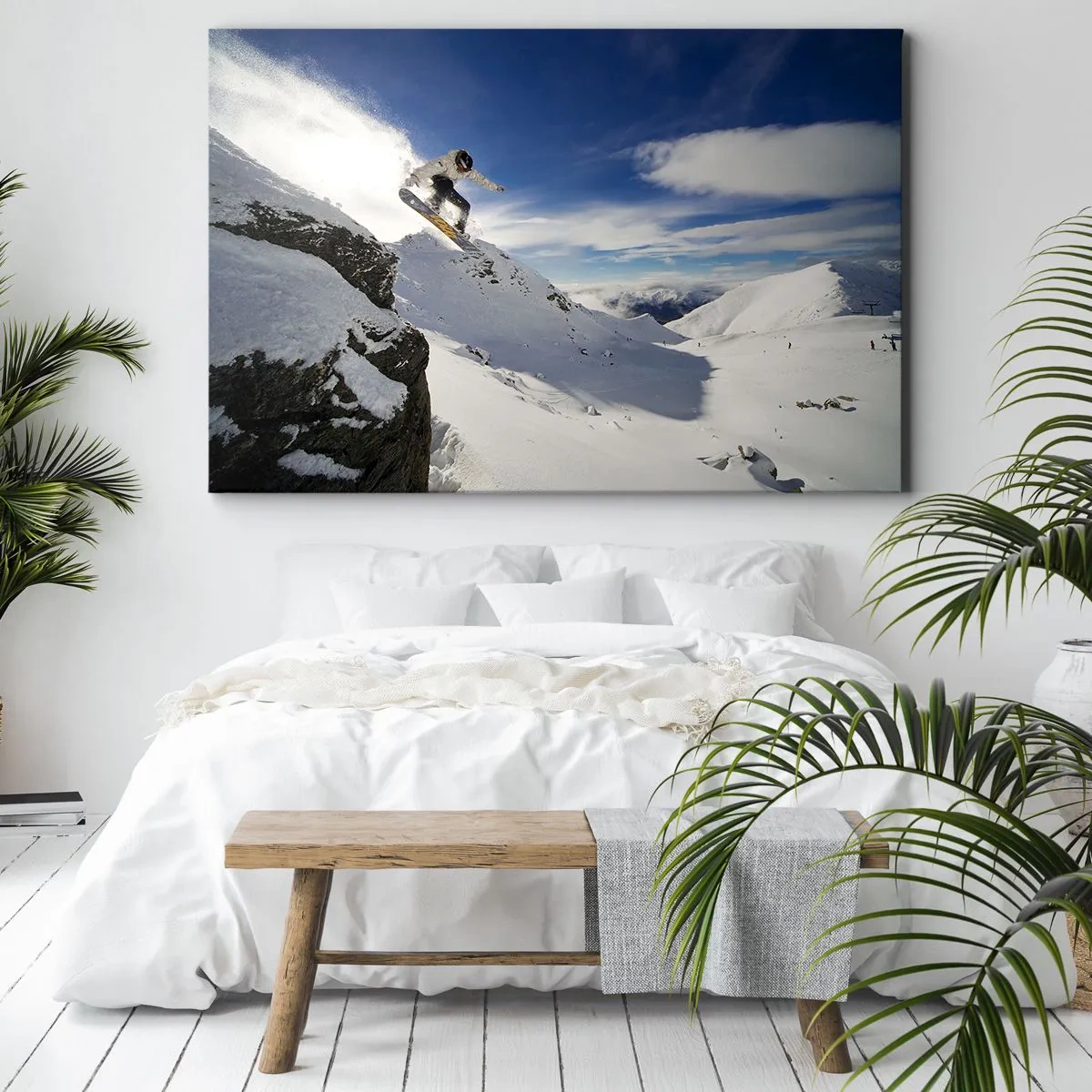Tablou pe pânză Canvas - Un snowboarder sare de pe o stâncă cu munți acoperiți de zăpadă în fundal. - 70x50cm - Libertate fără frontiere - Decorațiune modernă pentru perete pentru living și dormitor ARTTOR