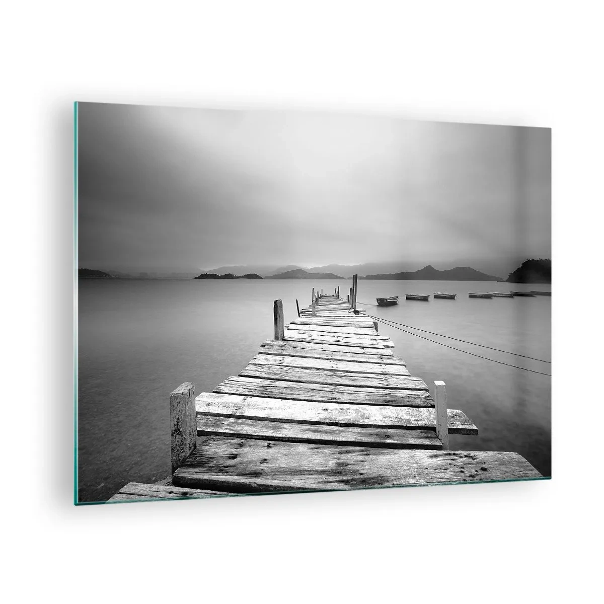 Tablou pe sticlă - Debarcader din lemn peste un lac liniștit, în alb și negru - 70x50cm - Dincolo de munți, dincolo de mări - Decorațiune modernă pentru perete pentru living și dormitor ARTTOR
