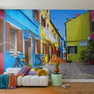 Tapet Standard Eco - O stradă colorată cu biciclete și flori în stil mediteranean - 100x70cm - La capătul străzii pastelate și dulci - Decorațiune modernă pentru perete pentru living și dormitor ARTTOR