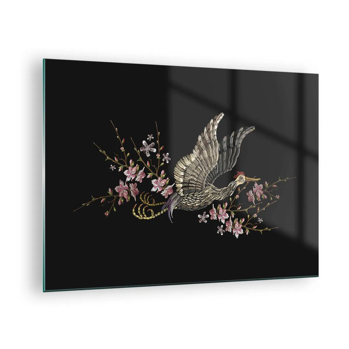 Tablou pe sticlă - Pasăre brodată în zbor cu flori în fundal pe un fundal închis - 70x50cm - Pasăre exotică brodată - Decorațiune modernă pentru perete pentru living și dormitor ARTTOR