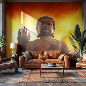 Tapet Standard Eco - O statuie a lui Buddha pe fundalul unui apus de soare auriu - 100x70cm - Pacea lumii - Decorațiune modernă pentru perete pentru living și dormitor ARTTOR