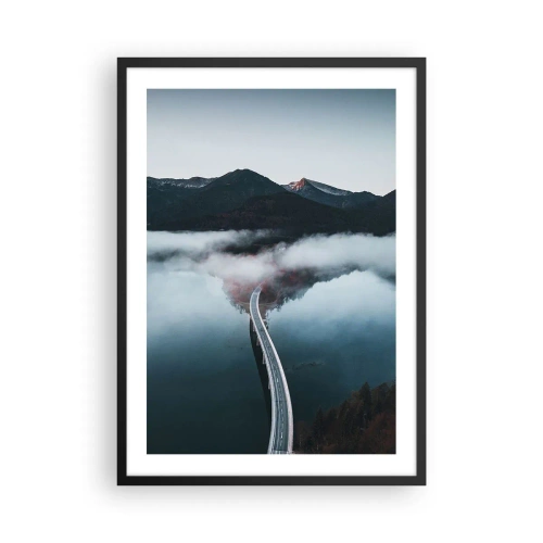 Poster în ramă neagră - Un pod peste un lac liniștit, reflectând munții din fundal. - 50x70cm - Peste o apă netedă ca o oglindă - Decorațiune modernă pentru perete pentru living și dormitor ARTTOR