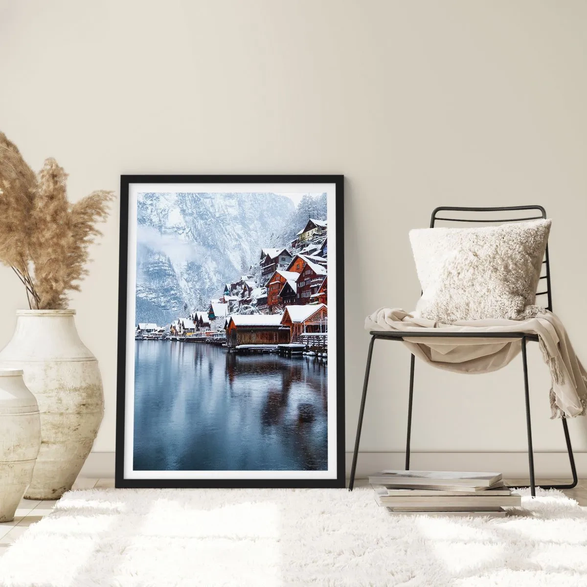 Poster în ramă neagră - Peisaj de iarnă al unui sat de munte lângă lac - 50x70cm - În decor de iarnă - Decorațiune modernă pentru perete pentru living și dormitor ARTTOR