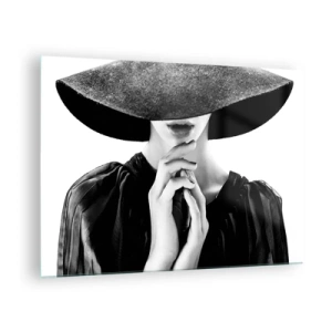 Tablou pe sticlă - Femeie elegantă în negru, cu o pălărie care îi acoperă fața - 70x50cm - Frumusețea ascunsă - Decorațiune modernă pentru perete pentru living și dormitor ARTTOR