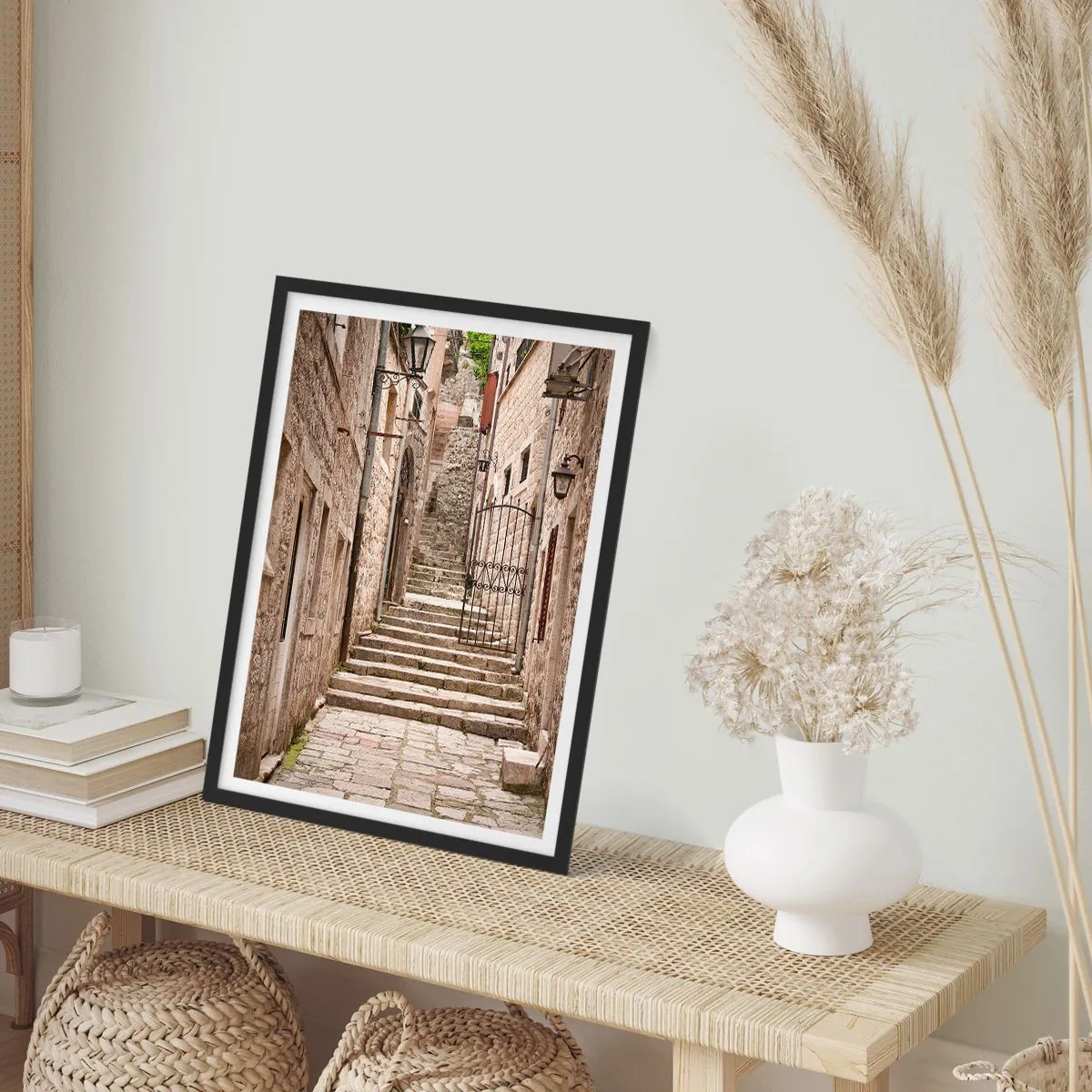 Poster în ramă neagră - O stradă de piatră cu scări și felinare istorice - 50x70cm - Stradă veche magică - Decorațiune modernă pentru perete pentru living și dormitor ARTTOR