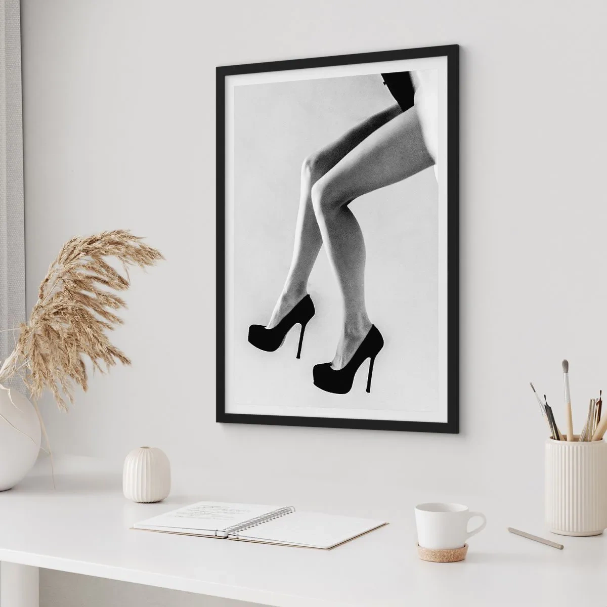 Poster în ramă neagră - Fotografie alb-negru a picioarelor unei femei cu tocuri înalte - 50x70cm - Eterna feminitate - Decorațiune modernă pentru perete pentru living și dormitor ARTTOR