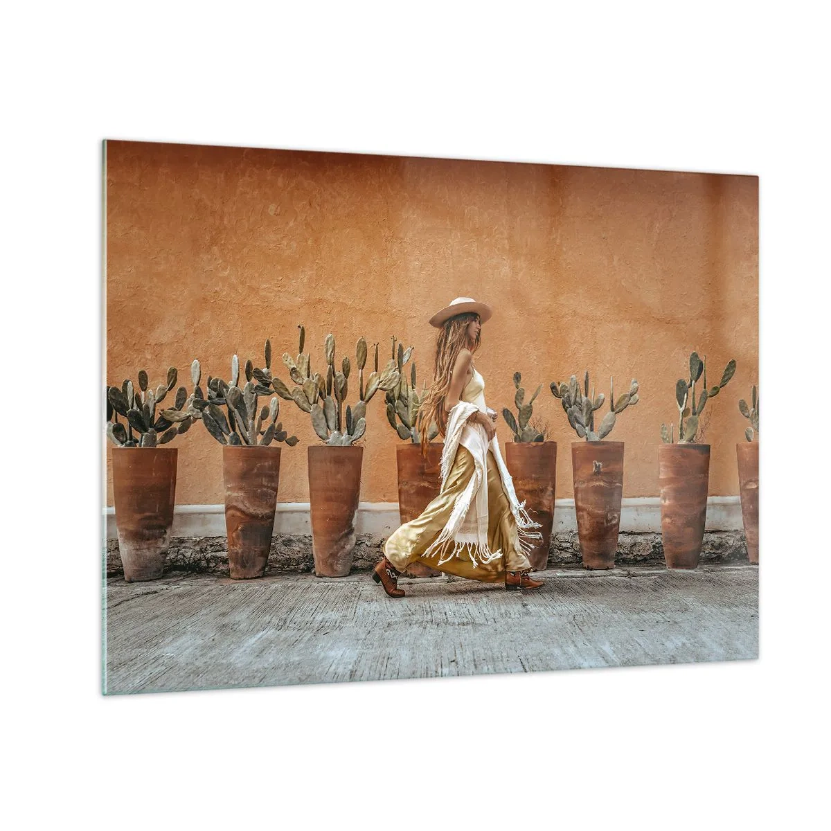 Tablou pe sticlă - O femeie în stil boho care se plimbă printre ghivece cu cactuși. - 70x50cm - În stilul hippie - Decorațiune modernă pentru perete pentru living și dormitor ARTTOR