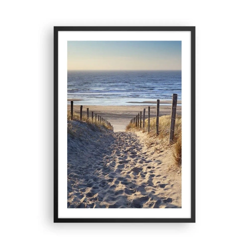 Poster în ramă neagră - Calea prin dune care duce la plajă la apus - 50x70cm - Zumzet de mare, o plajă sălbatică printre ierburi... - Decorațiune modernă pentru perete pentru living și dormitor ARTTOR