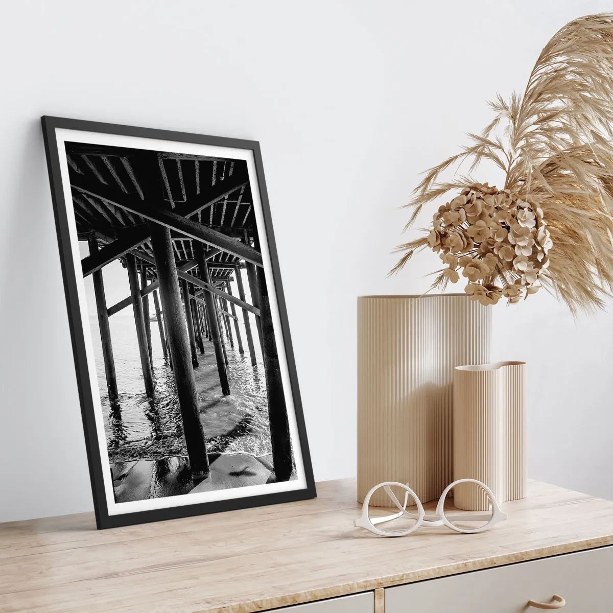 Poster în ramă neagră - Ascunzătoare pe plajă - 50x70cm - Loc de ascuns pe plajă - Decorațiune modernă pentru perete pentru living și dormitor ARTTOR