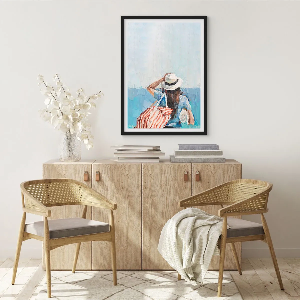 Poster în ramă neagră - O femeie cu pălărie privind spre mare - 50x70cm - Bine ați venit în concediu - Decorațiune modernă pentru perete pentru living și dormitor ARTTOR