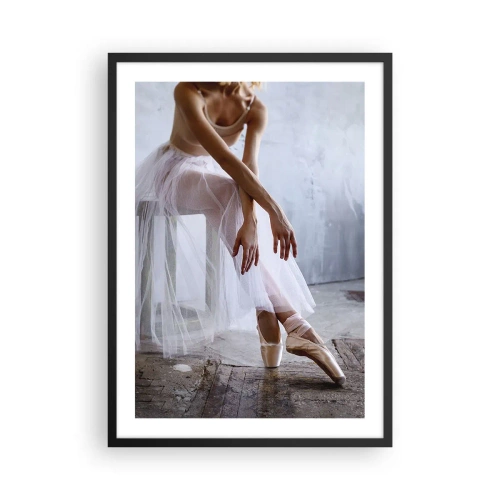 Poster în ramă neagră - O balerină într-o poză delicată pe un fundal industrial - 50x70cm - Înainte ca luminile rampei să strălucească - Decorațiune modernă pentru perete pentru living și dormitor ARTTOR