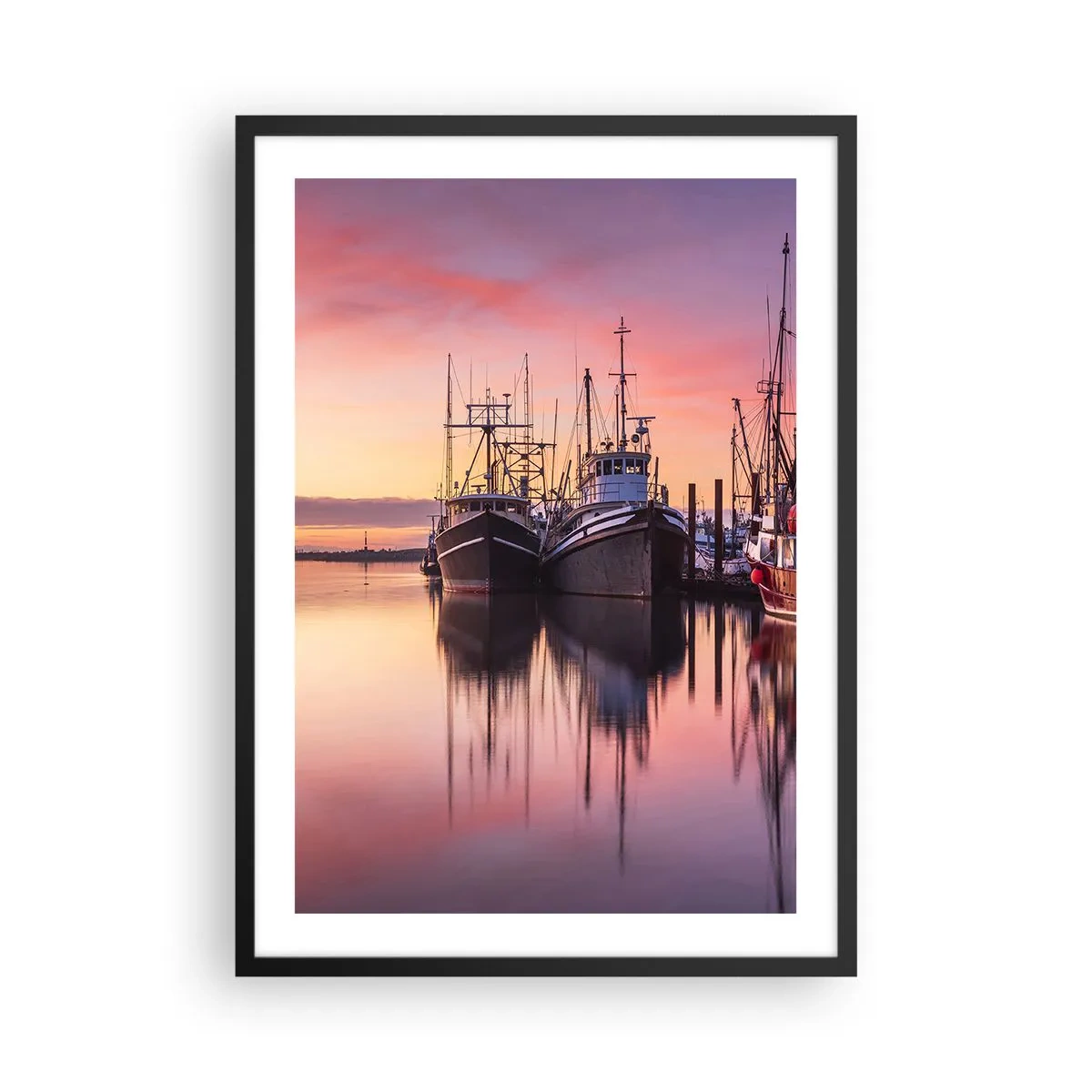 Poster în ramă neagră - Bărci de pescuit în port la apus - 50x70cm - Înainte de o zi plină - Decorațiune modernă pentru perete pentru living și dormitor ARTTOR