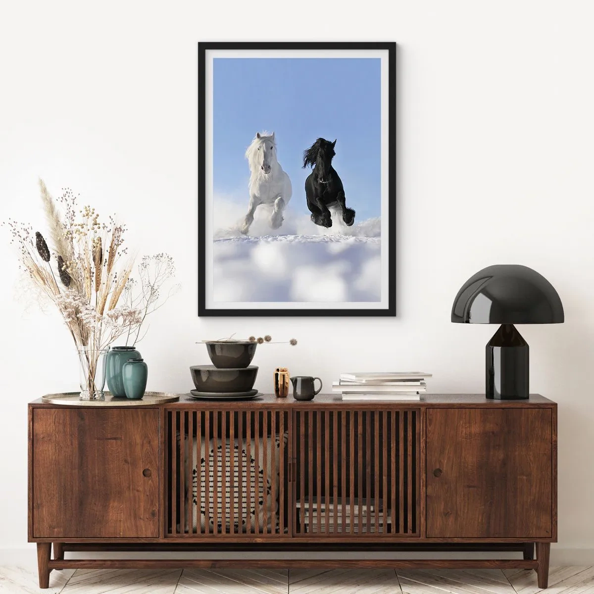 Poster în ramă neagră - Un cal alb și negru galopând în zăpadă - 50x70cm - Galop de alb și negru - Decorațiune modernă pentru perete pentru living și dormitor ARTTOR