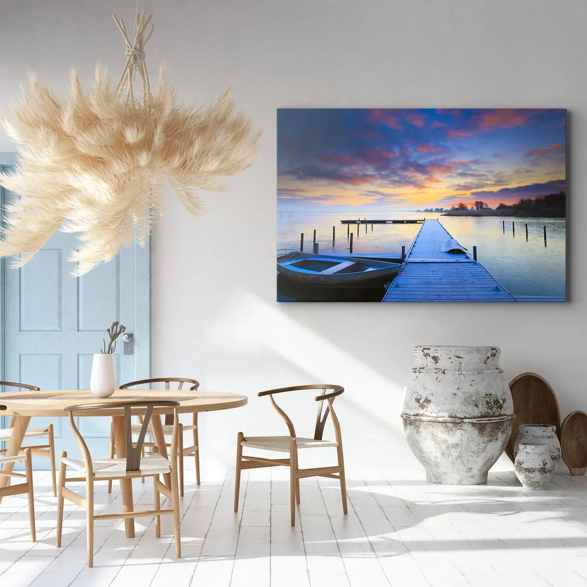 Tablou pe pânză Canvas - Un debarcader pe malul lacului la apus, cu o barcă la țărm - 70x50cm - Seninătate mov-auriu - Decorațiune modernă pentru perete pentru living și dormitor ARTTOR
