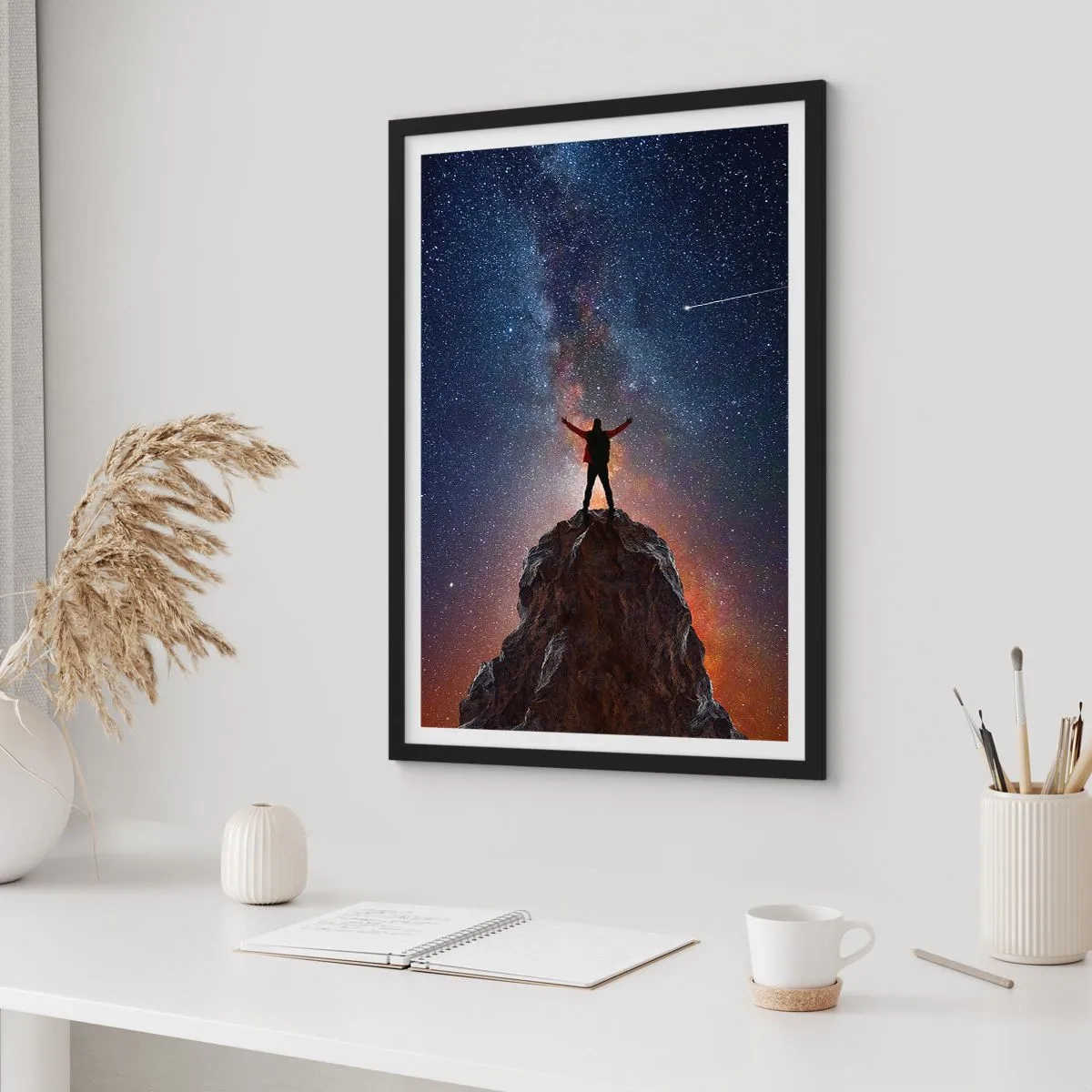 Poster în ramă neagră - Siluetă pe vârful unei stânci cu un cer înstelat în fundal - 50x70cm - Puterea este cu mine! - Decorațiune modernă pentru perete pentru living și dormitor ARTTOR
