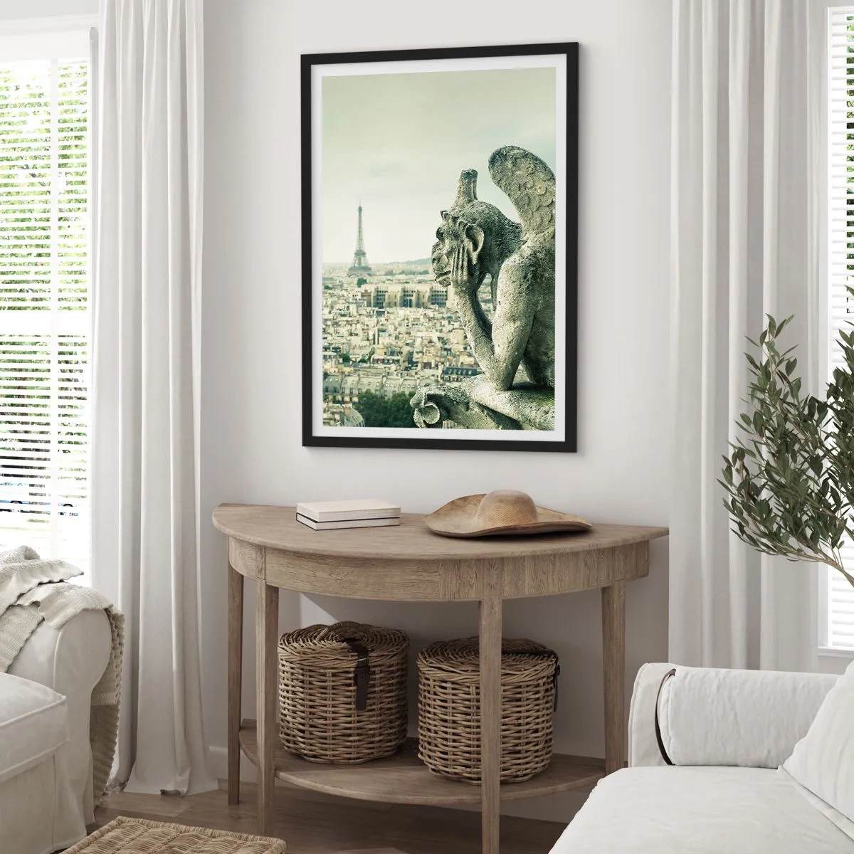 Poster în ramă neagră - O gargui cu vedere la Turnul Eiffel și la orizontul Parisului - 50x70cm - La taclale pariziene - Decorațiune modernă pentru perete pentru living și dormitor ARTTOR