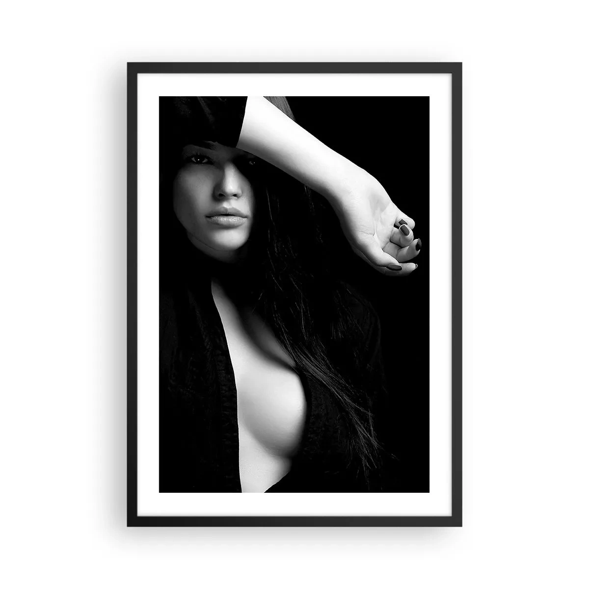 Poster în ramă neagră - Fotografie alb-negru a unei femei cu o privire misterioasă - 50x70cm - Școala de seducție - Decorațiune modernă pentru perete pentru living și dormitor ARTTOR