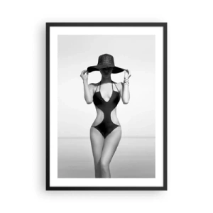 Poster în ramă neagră - Fotografie alb-negru a unei femei cu pălărie și costum de baie - 50x70cm - Numele meu este: Eleganța - Decorațiune modernă pentru perete pentru living și dormitor ARTTOR
