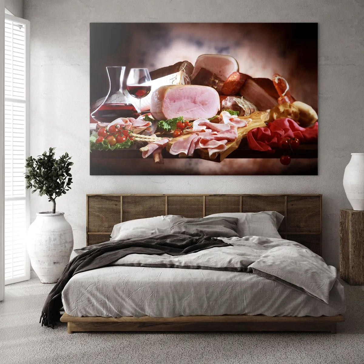 Tablou pe sticlă - Masă de bucătărie cu mezeluri, vin și legume proaspete - 70x50cm - Un vis culinar cu o carafă - Decorațiune modernă pentru perete pentru living și dormitor ARTTOR