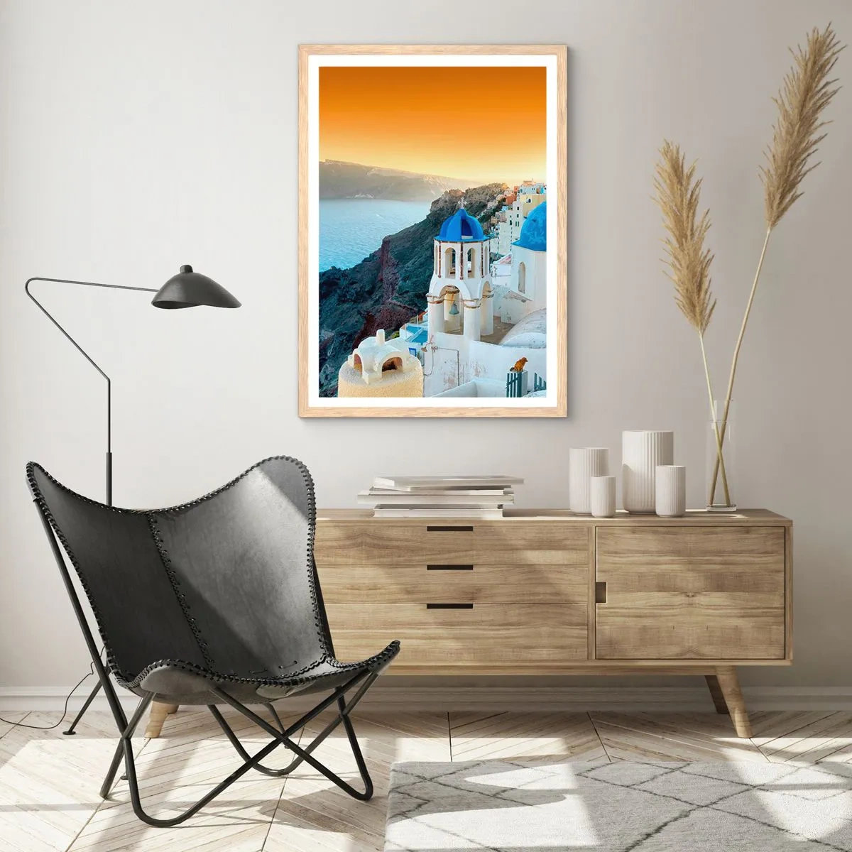Poster în ramă de stejar deschis - Santorini - îmbrățișat de stânci - 70x100 cm
