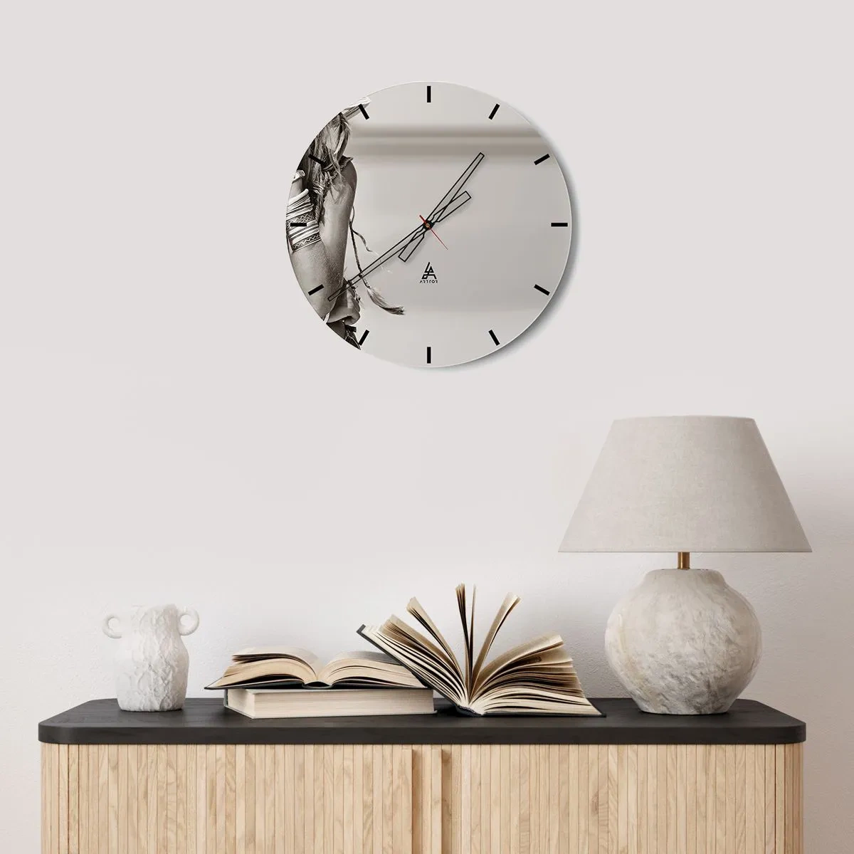 Ceas de perete - Ceas pe sticlă - Fragment de fată într-un costum decorativ în sepia - 30x30cm - Ca o fată - Decorațiune modernă pentru perete pentru living, bucătărie și dormitor ARTTOR