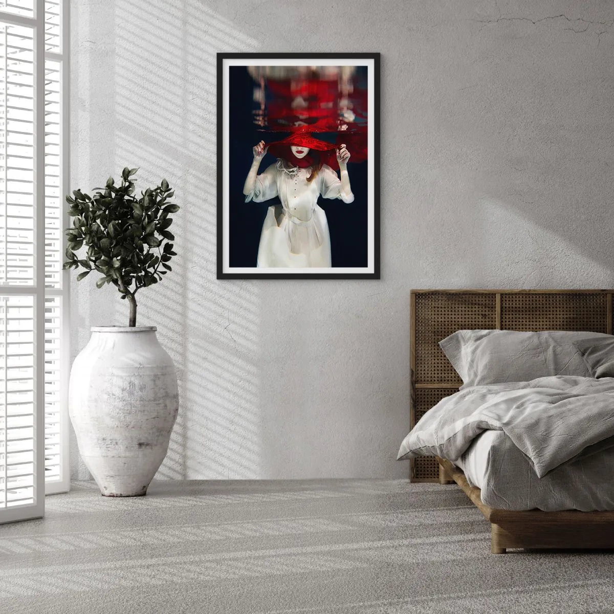 Poster în ramă neagră - femeie cu o pălărie roșie este scufundată sub apă. - 50x70cm - Frumoasa fantomă - Decorațiune modernă pentru perete pentru living și dormitor ARTTOR