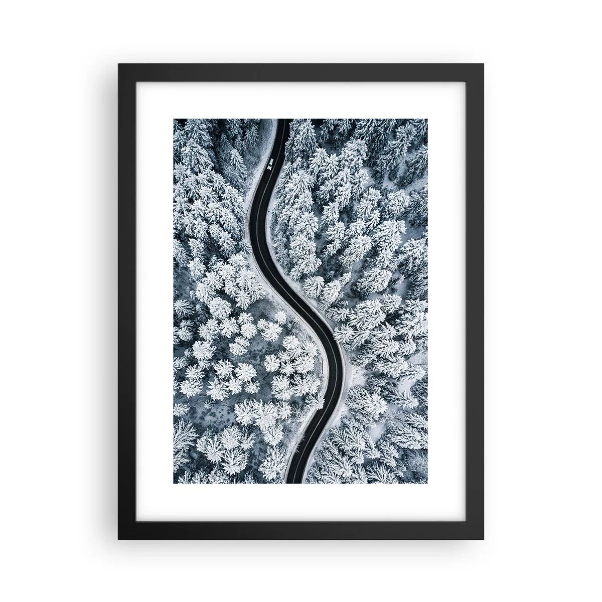 Poster în ramă neagră - Prin pădurea de iarnă - 30x40 cm