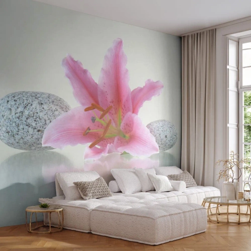Tapet Premium Sand - Studiu în roz, gri și alb - Flori, Crin, Pietre - 200x140 cm