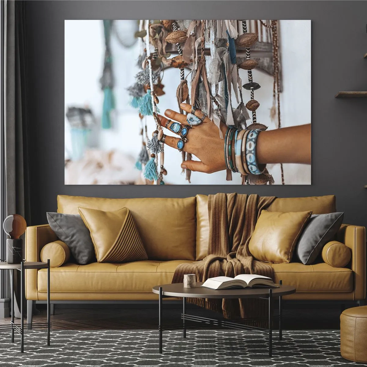 Tablou pe sticlă - Mână cu bijuterii boho atingând decor etnic - 70x50cm - Comori locale - Decorațiune modernă pentru perete pentru living și dormitor ARTTOR