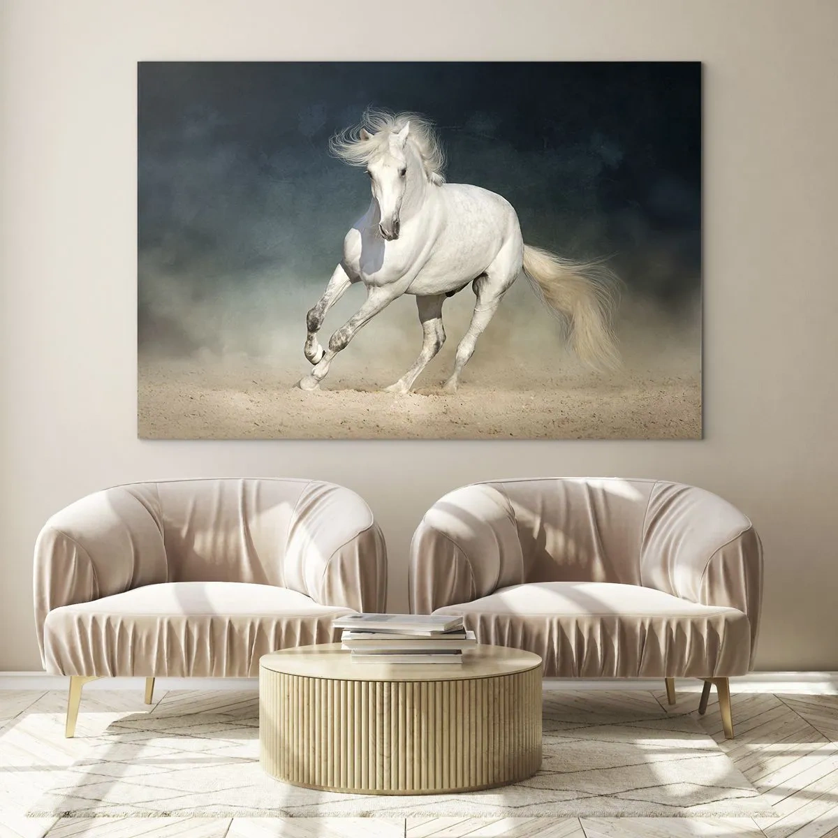 Tablou pe sticlă - Un cal alb galopând pe nisip pe un cer întunecat. - 70x50cm - Libertate în stare pură - Decorațiune modernă pentru perete pentru living și dormitor ARTTOR