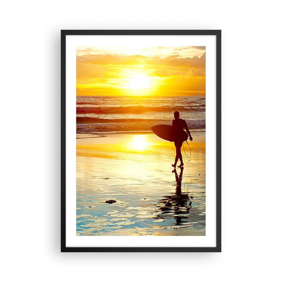 Poster în ramă neagră - Surfer plimbându-se pe plajă la apus - 50x70cm - Întoarcerea războinicului - Decorațiune modernă pentru perete pentru living și dormitor ARTTOR