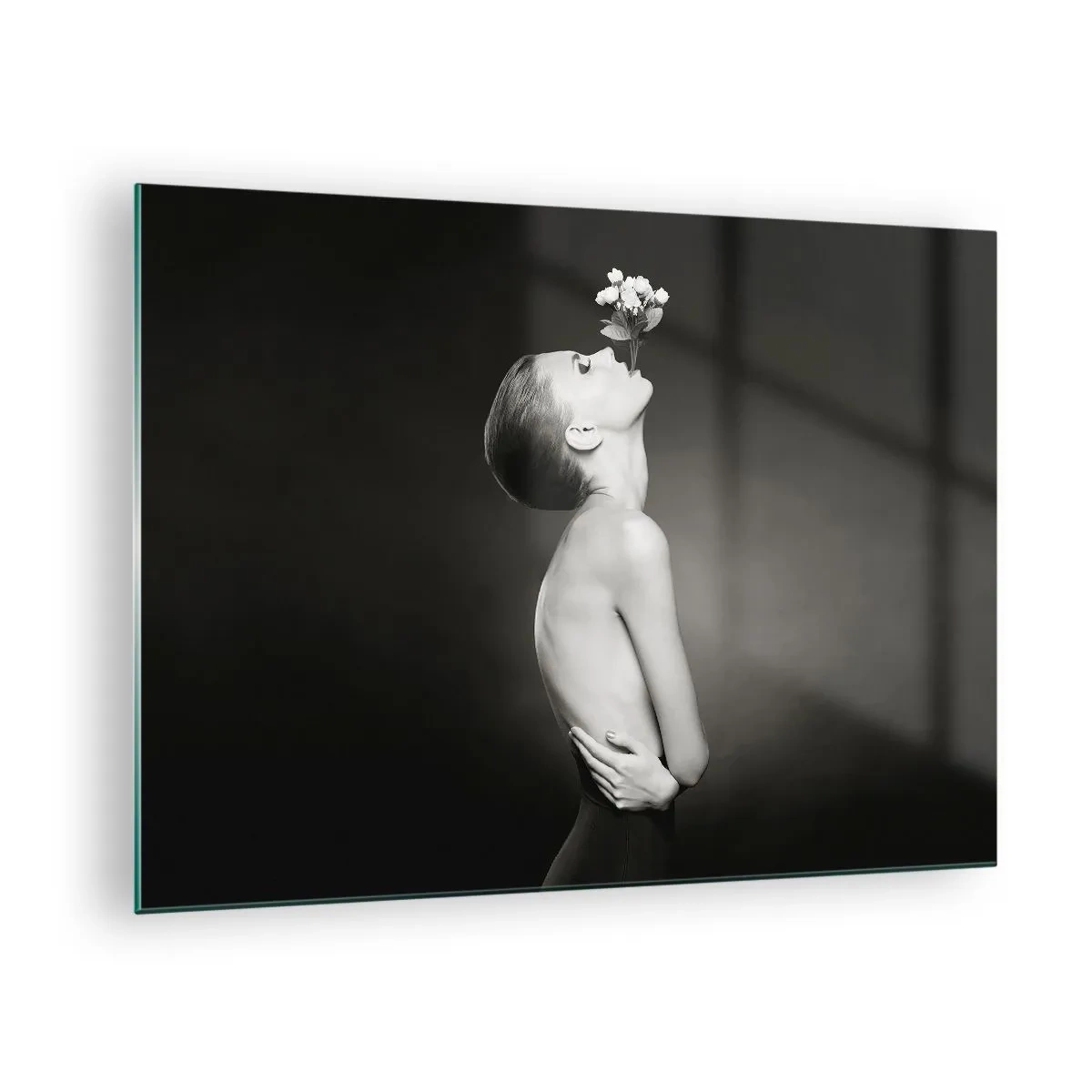 Tablou pe sticlă - O femeie cu o floare în gură într-un portret alb-negru - 70x50cm - Eleganță excentrică - Decorațiune modernă pentru perete pentru living și dormitor ARTTOR