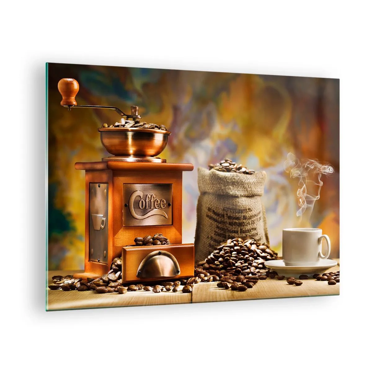 Tablou pe sticlă - Râșniță de cafea, boabe și o ceașcă pe o masă de lemn - 70x50cm - Zdrăngănitul boabelor, zgomotul morii - Decorațiune modernă pentru perete pentru living și dormitor ARTTOR