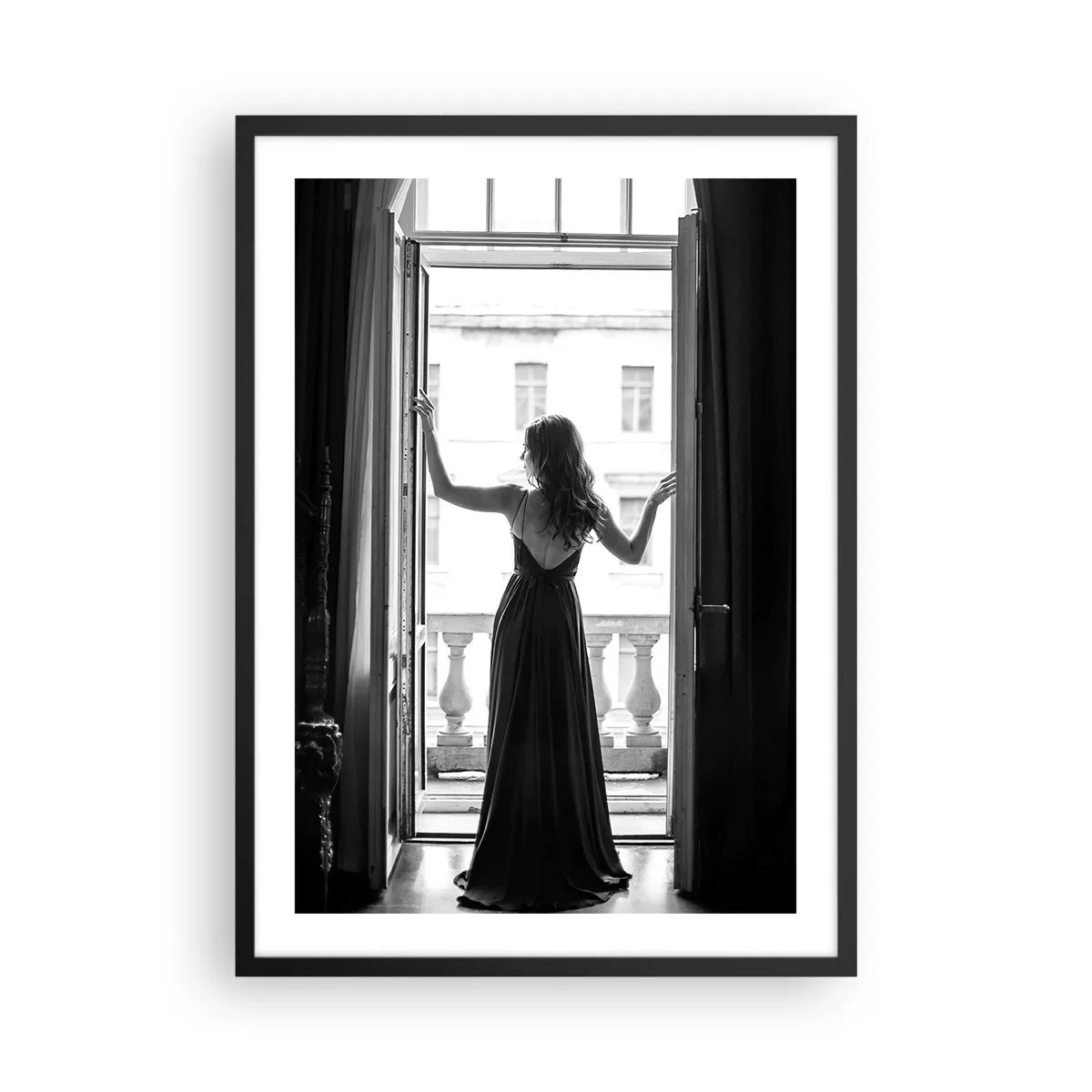 Poster în ramă neagră - O femeie într-o rochie lungă stând pe un balcon deschis - 50x70cm - Splendoare alb-negru - Decorațiune modernă pentru perete pentru living și dormitor ARTTOR
