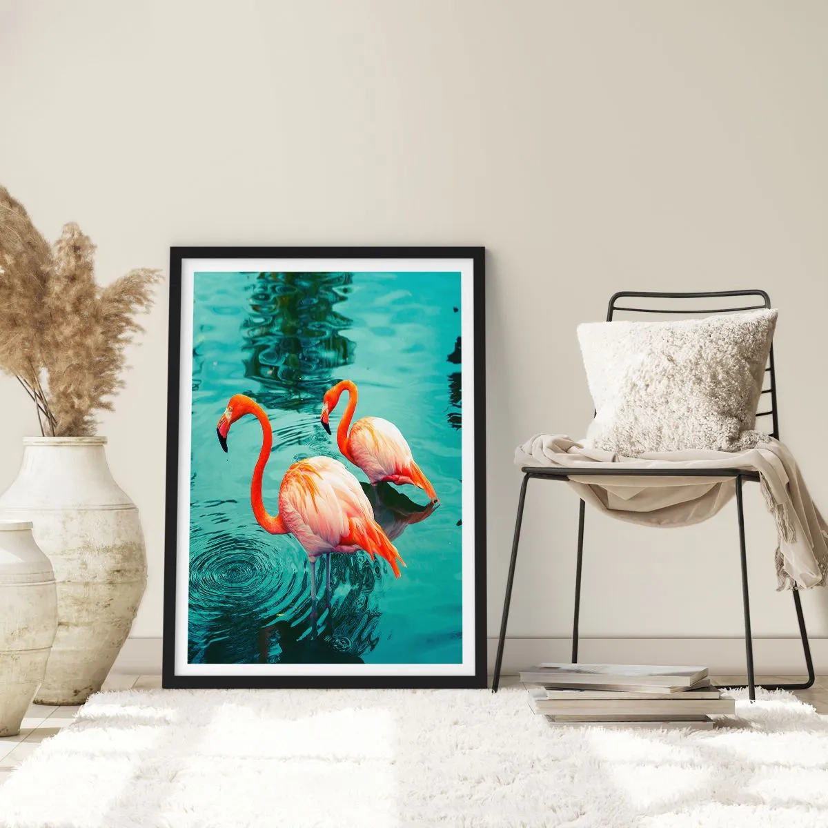 Poster în ramă neagră - Doi flamingo pe fundalul apei calme - 50x70cm - Suntem bune de revistele de modă - Decorațiune modernă pentru perete pentru living și dormitor ARTTOR
