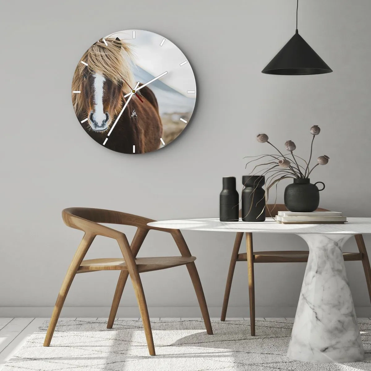 Ceas de perete - Ceas pe sticlă - Un cal maro cu o coamă deschisă la culoare pe un peisaj montan - 30x30cm - Simțiți libertatea? - Decorațiune modernă pentru perete pentru living, bucătărie și dormitor ARTTOR