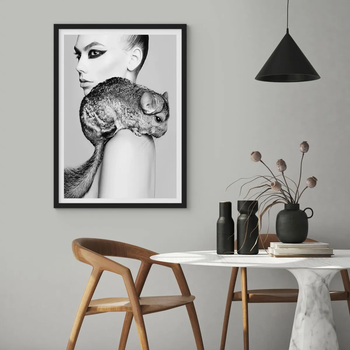 Poster în ramă neagră - O femeie cu o chinchilla într-o fotografie artistică alb-negru - 50x70cm - Dama cu șinșilă - Decorațiune modernă pentru perete pentru living și dormitor ARTTOR