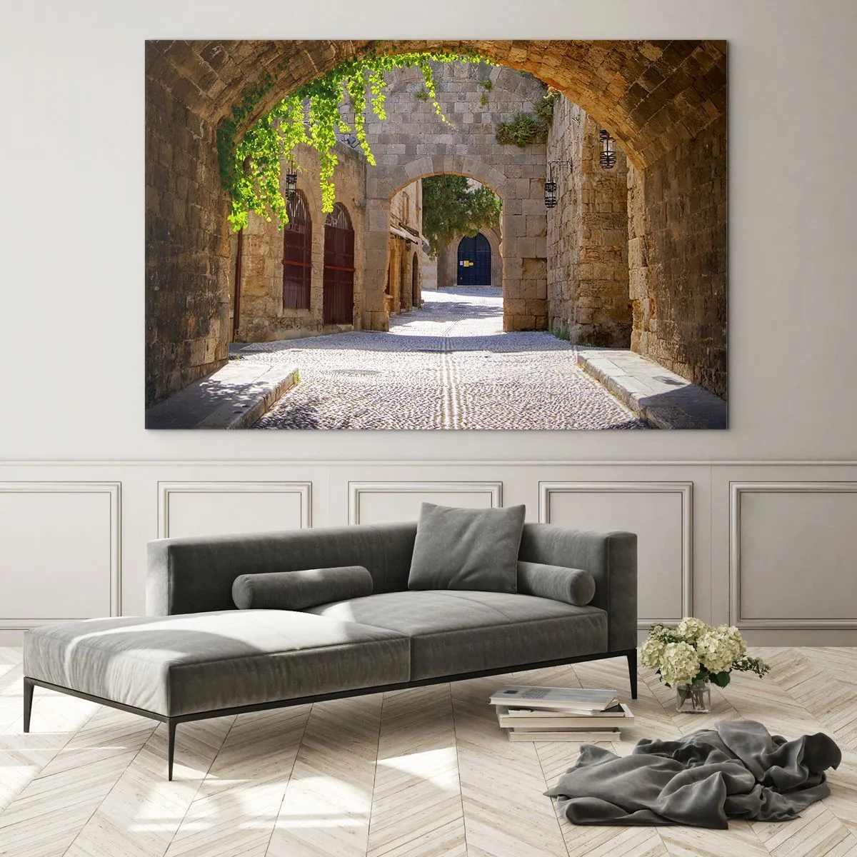 Tablou pe sticlă - O stradă de piatră cu arcade și viță de vie în lumina soarelui - 70x50cm - Procesiunea e pe cale să apară - Decorațiune modernă pentru perete pentru living și dormitor ARTTOR