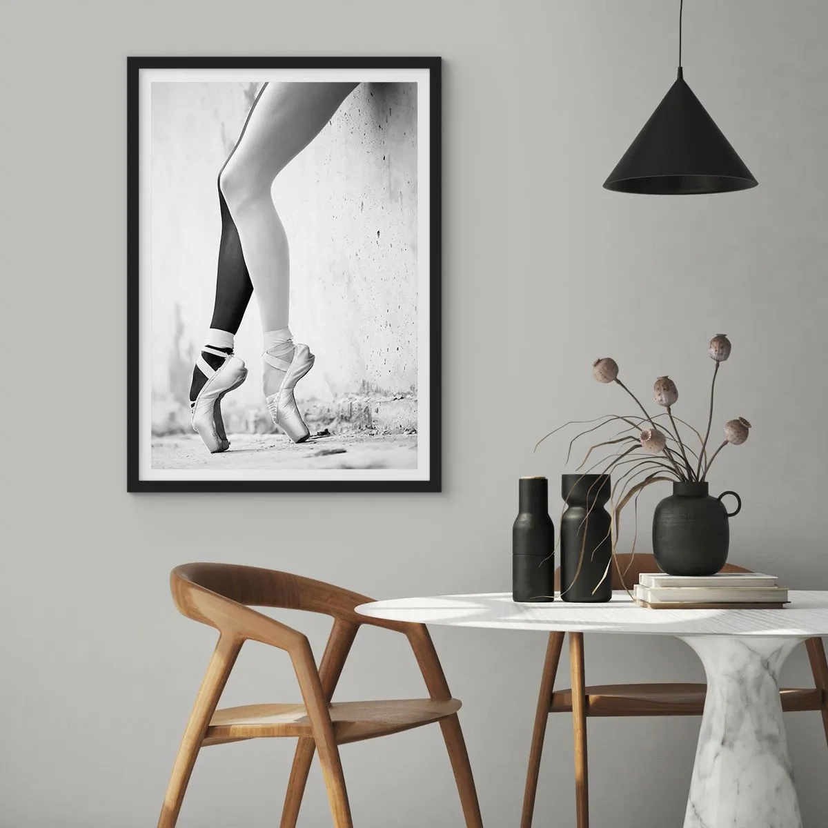 Poster în ramă neagră - Subtilitatea baletului - 50x70cm - Balerină, voila! - Decorațiune modernă pentru perete pentru living și dormitor ARTTOR