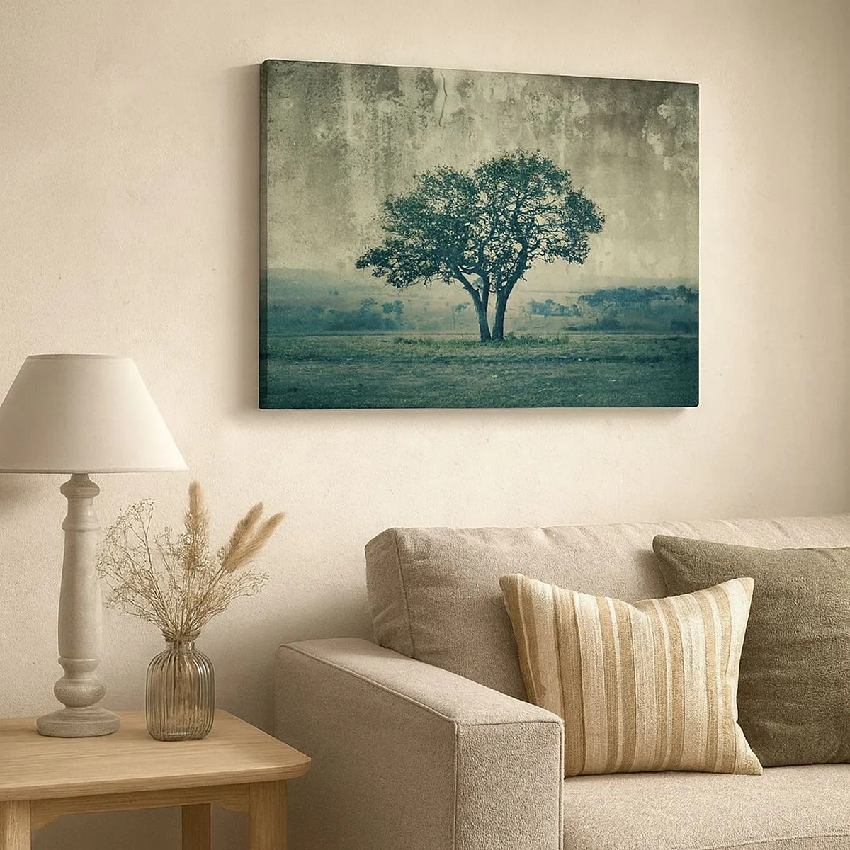 Tablou pe pânză Canvas - Un copac singuratic pe fundalul unui peisaj cețos - 70x50cm - Un măr pe o pajiște albastră? - Decorațiune modernă pentru perete pentru living și dormitor ARTTOR