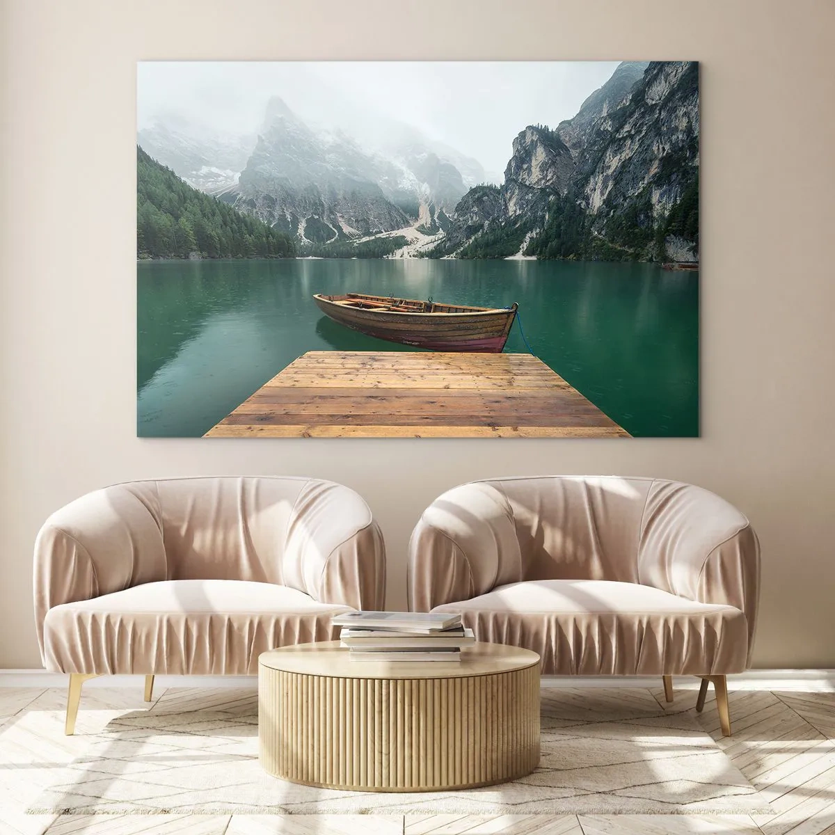 Tablou pe sticlă - O barcă la debarcader pe un lac într-un peisaj muntos cu ceață - 70x50cm - Și frunțile mândre - Decorațiune modernă pentru perete pentru living și dormitor ARTTOR