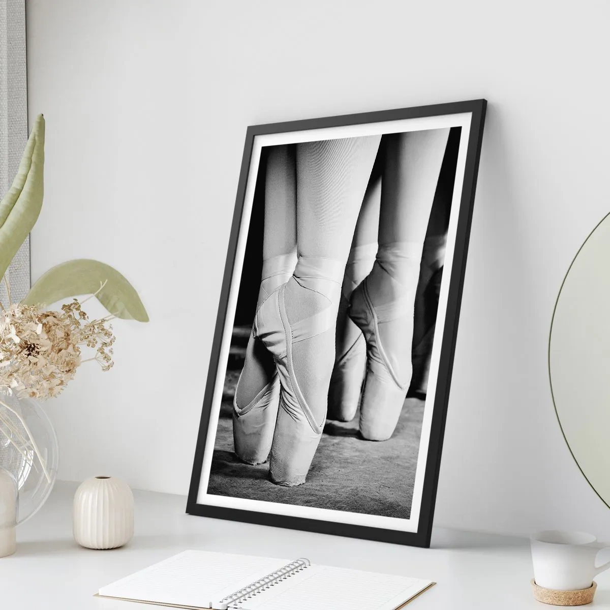 Poster în ramă neagră - Un poster alb-negru care înfățișează pantofi de balet cu poante. - 50x70cm - Împreună, elegant - Decorațiune modernă pentru perete pentru living și dormitor ARTTOR