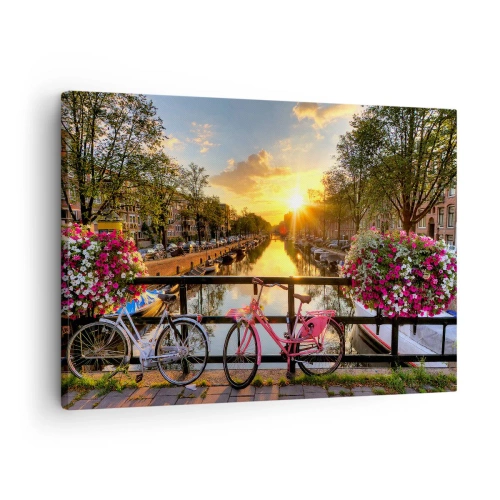 Tablou pe pânză Canvas - Biciclete pe un pod în strălucirea soarelui care apune - 70x50cm - Dimineața de primăvară în Amsterdam - Decorațiune modernă pentru perete pentru living și dormitor ARTTOR