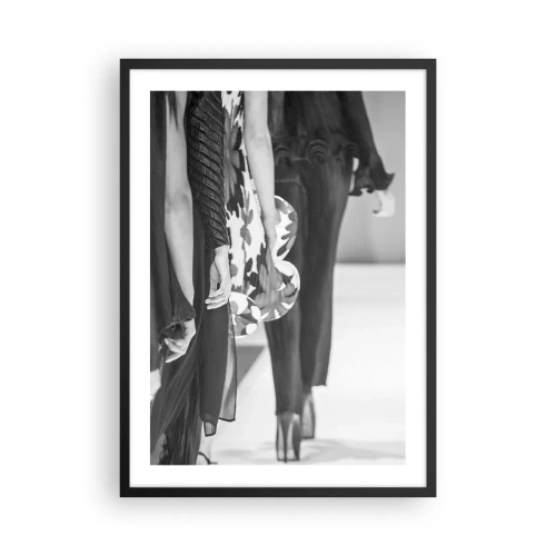 Poster în ramă neagră - Fotografie alb-negru cu modele pe podium - 50x70cm - Paradă elegantă - Decorațiune modernă pentru perete pentru living și dormitor ARTTOR