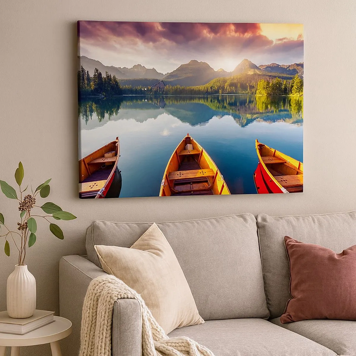Tablou pe pânză Canvas - Trei bărci de lemn pe fundalul unui lac de munte la apus - 70x50cm - Nimic împotriva naturii - Decorațiune modernă pentru perete pentru living și dormitor ARTTOR