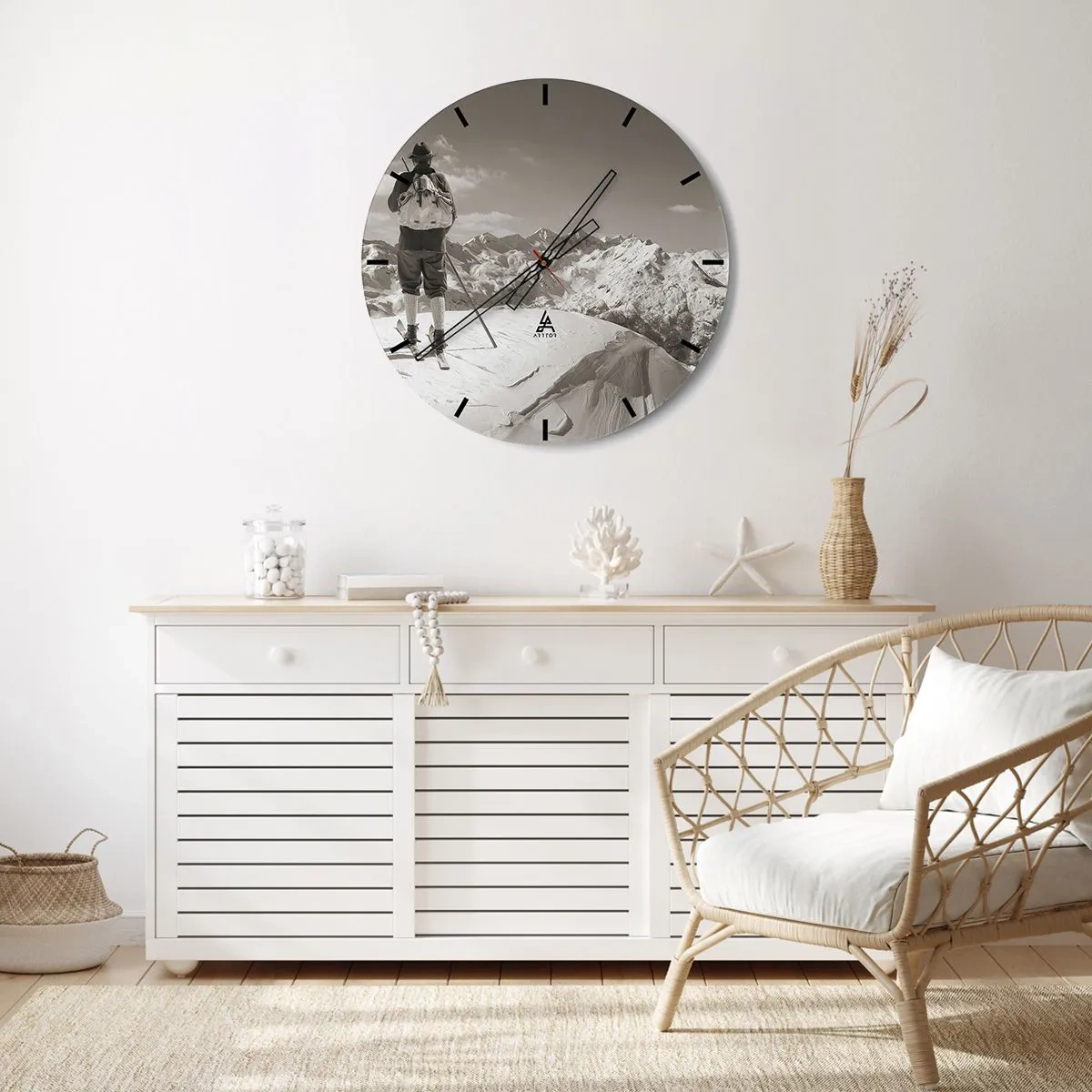 Ceas de perete - Ceas pe sticlă - Schior pe fundalul munților acoperiți de zăpadă în stil retro - 30x30cm - Și munții sunt la fel - Decorațiune modernă pentru perete pentru living, bucătărie și dormitor ARTTOR