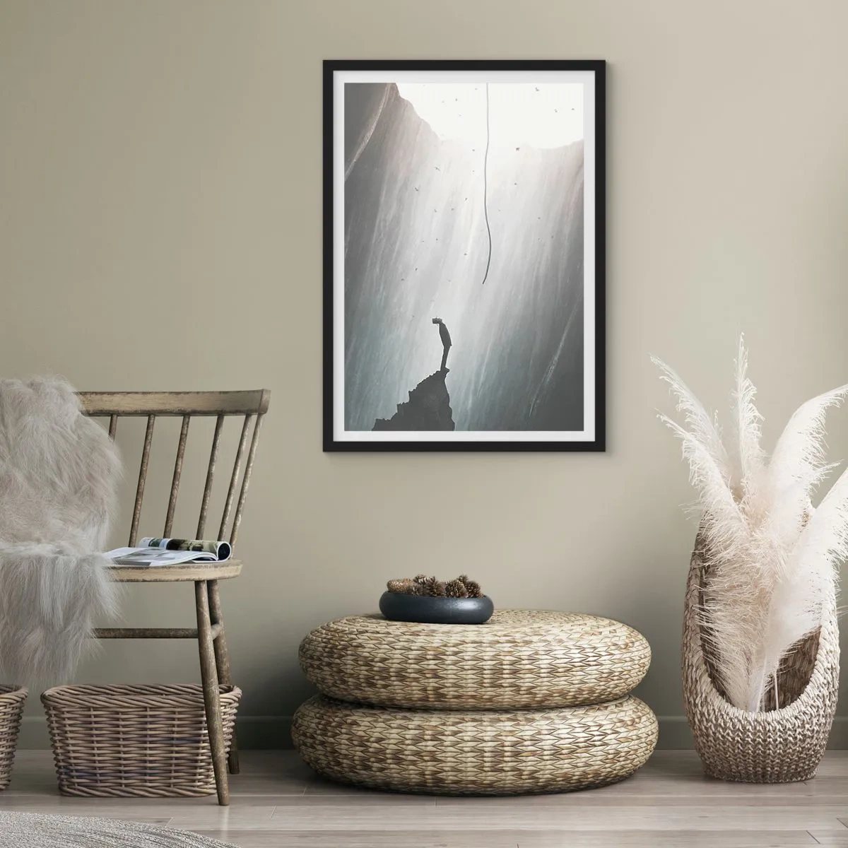 Poster în ramă neagră - O figură pe marginea unei stânci în lumina abisului - 50x70cm - Există întotdeauna o cale de ieșire - Decorațiune modernă pentru perete pentru living și dormitor ARTTOR